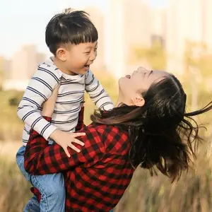 親證“l(fā)ativ誠(chéng)衣全家人的優(yōu)質(zhì)好衣”，這句廣告語(yǔ)簡(jiǎn)直比珍珠還“真”